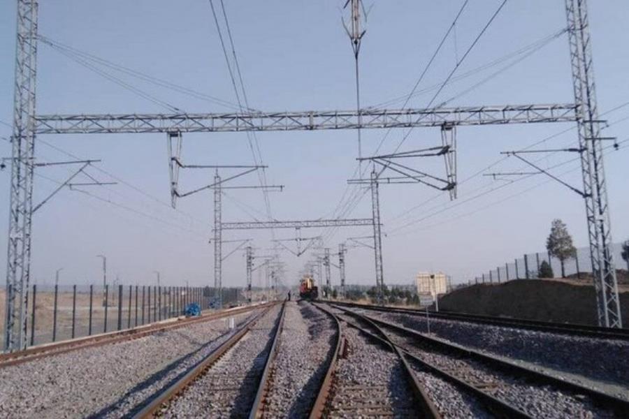 نوسازی شبکه برق خط ۵ مترو بدون توقف سرویس‌دهی ادامه دارد
